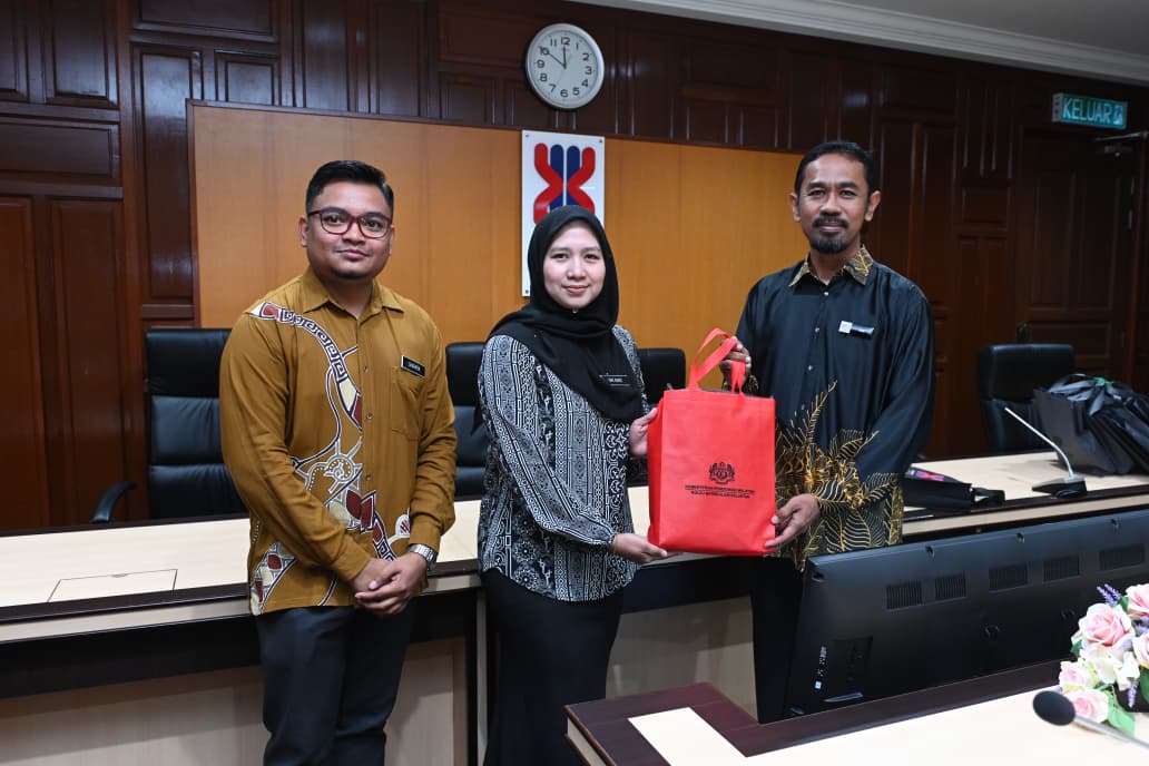 LAWATAN PENANDAARASAN EKOSISTEM KONDUSIF SEKTOR AWAM (EKSA) KOLEJ MATRIKULASI KELANTAN (KMKt) KE UNIVERSITI MALAYSIA KELANTAN (UMK)